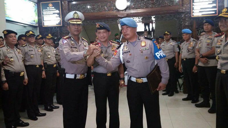   Kapolri Tito Karnavian (tengah) salam komando dengan Rudi (kiri) dan Pandjaitan, usai penyerahan penghargaan, Kamis (17/5). Foto IG
