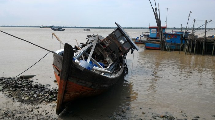 Kapal motor pengangkut premium yang meledak bersandar di sekitar Pelabuhan Pelindo I Cabang Selatpanjang. 