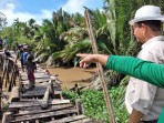 Edy Indra Kesuma dan Masyarakat Perbaiki Jembatan di Dusun Kuala Muda yang Nyaris Roboh