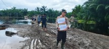 Jumat Barokah, Kapolsek Tempuling Beri Sembako kepada Korban Banjir