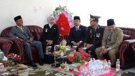 Peringati HUT TNI ke-80, Wabup Yuliantini Tabur Bunga di TMP Tembilahan Hulu
