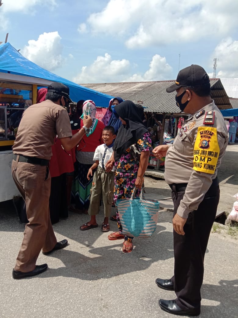 IWO Siak Bagikan 500 Lembar Masker di Kecamatan Bunga Raya
