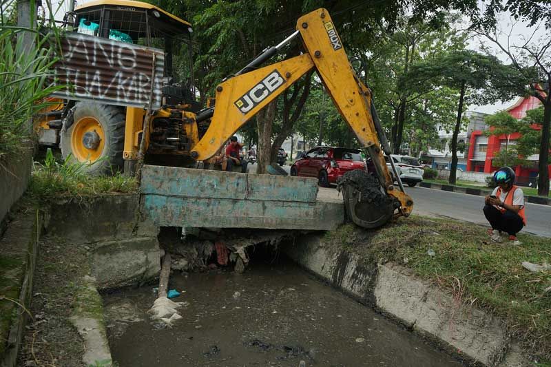 PUPR Pekanbaru Lakukan Pengerukan Drainase Jalan Arifin Achmad