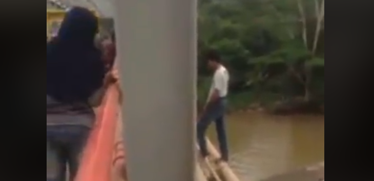 Ditakuti Warga Ada Buaya, Pemuda ini Batal Lompat dari Jembatan, Lihat Videonya