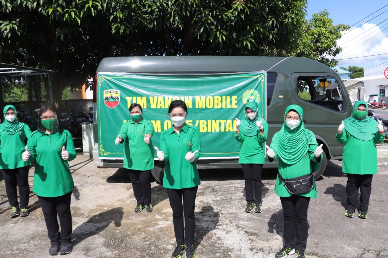 Dukung Vaksinasi Nasional, Ketua Persit Korem 033/WP Berikan Bingkisan Pada Masyarakat Uban