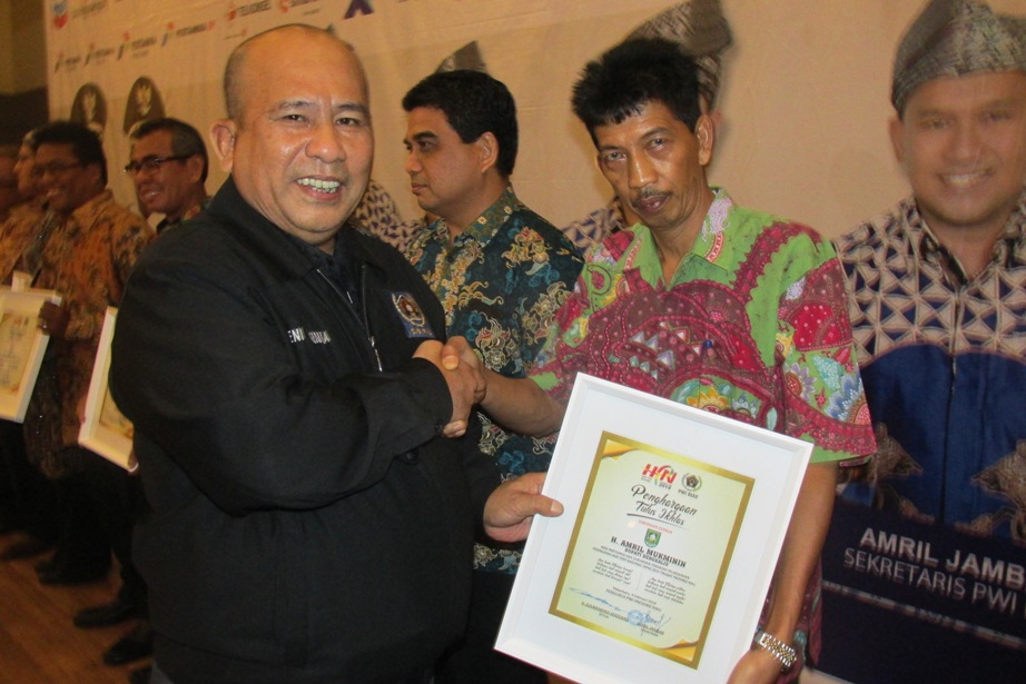Bupati Bengkalis Terima Penghargaan PWI Riau