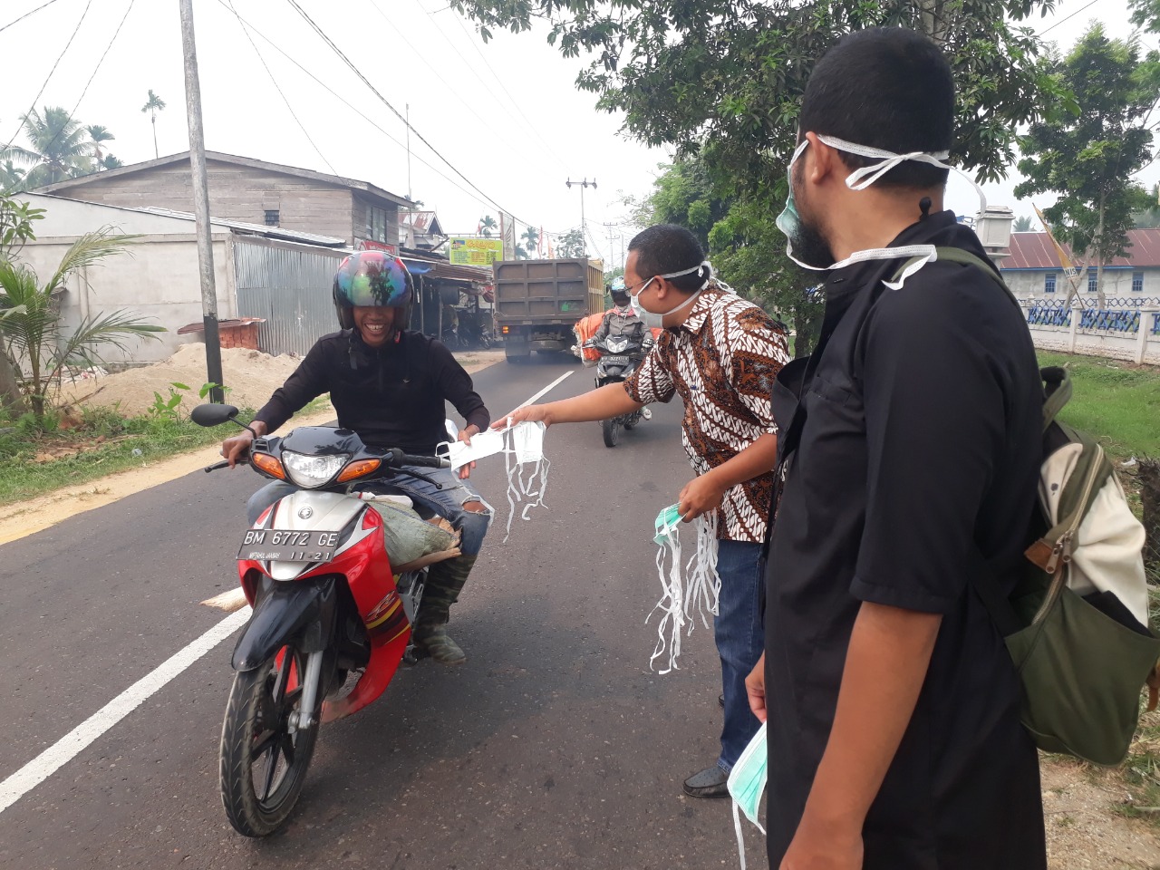 Kabut Asap, Goceng Bagi-bagi Masker Gratis