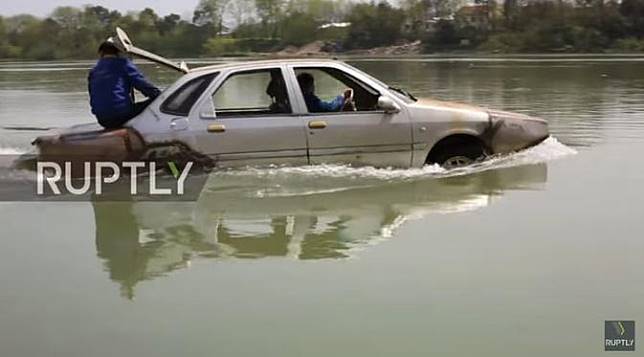 Pria ini Buat Mobil Amfibi dari Mobil Jadul