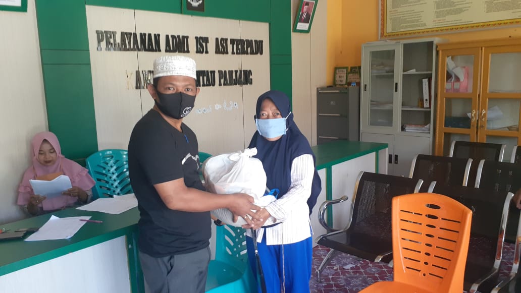 79 KK Warga Kampung Rantau Panjang Terima Sembako dari Pemkab Siak