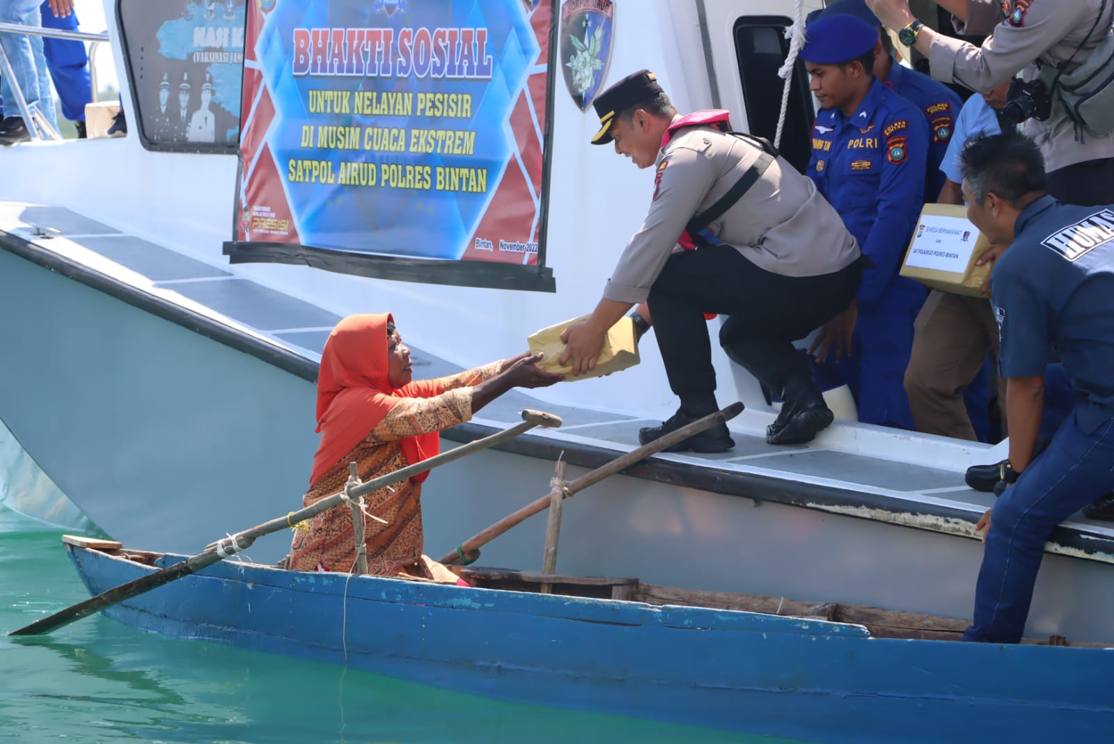 Potret Polres Bintan Laksanakan Baksos Kepada Nelayan yang Terdampak Cuaca Ekstrim