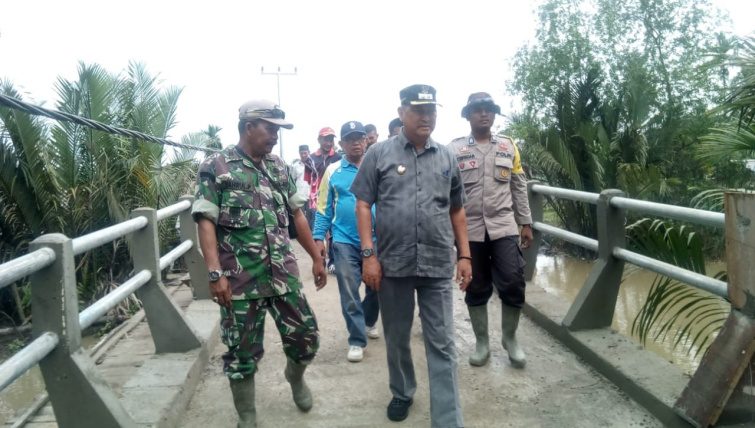 Wabup Inhil Syamsuddin Uti Kunjungi Satgas TMMD ke-106 Kodim 0314/Inhil di Desa Sanglar dan Seberang Sanglar
