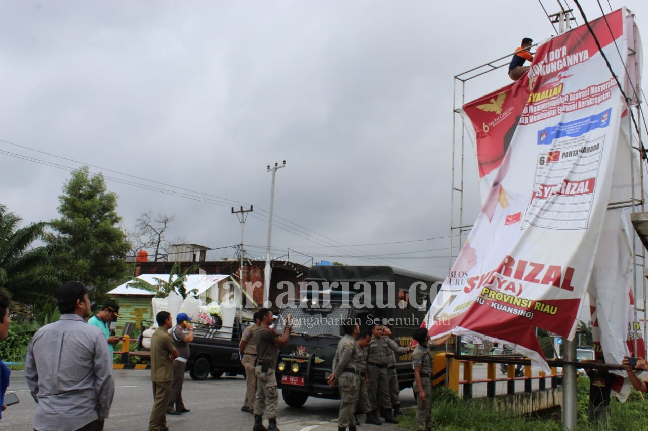 Bawaslu Kuansing Tertibkan Alat Peraga Kampanye yang Melanggar Aturan