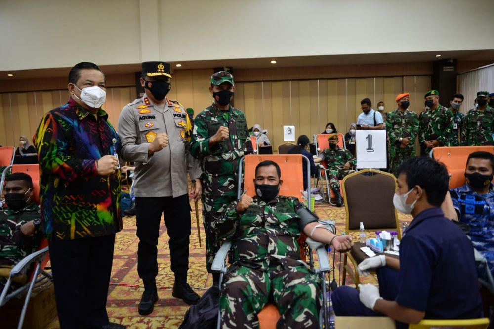 Sekdaprov Riau Hadiri Kegiatan Donor Darah Peringatan HUT ke-76 TNI Tahun 2021