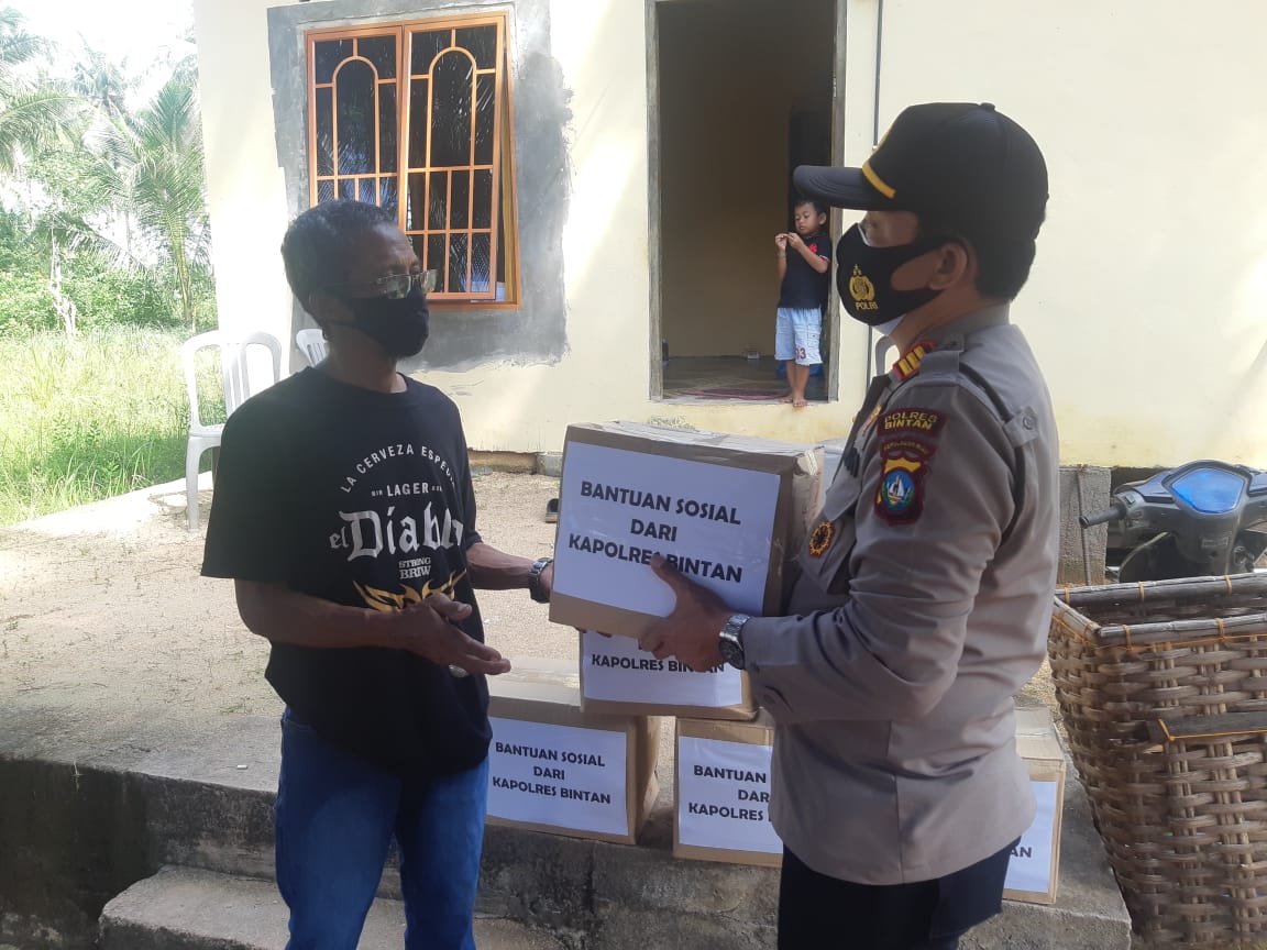 Kapolres Bintan Berikan Bantuan Kepada Warga Korban Kebakaran di Galang Batang