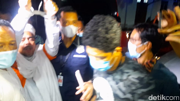 Hampir 13 Jam Diperiksa, Habib Rizieq Shihab Ditahan