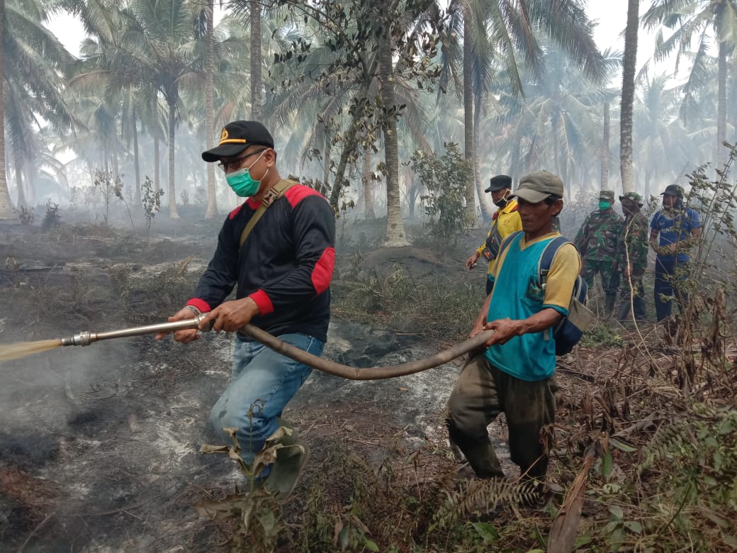 Aksi Heroik Brigadir Ilfa Ratno Tangani Kebakaran Lahan di Kecamatan Gaung