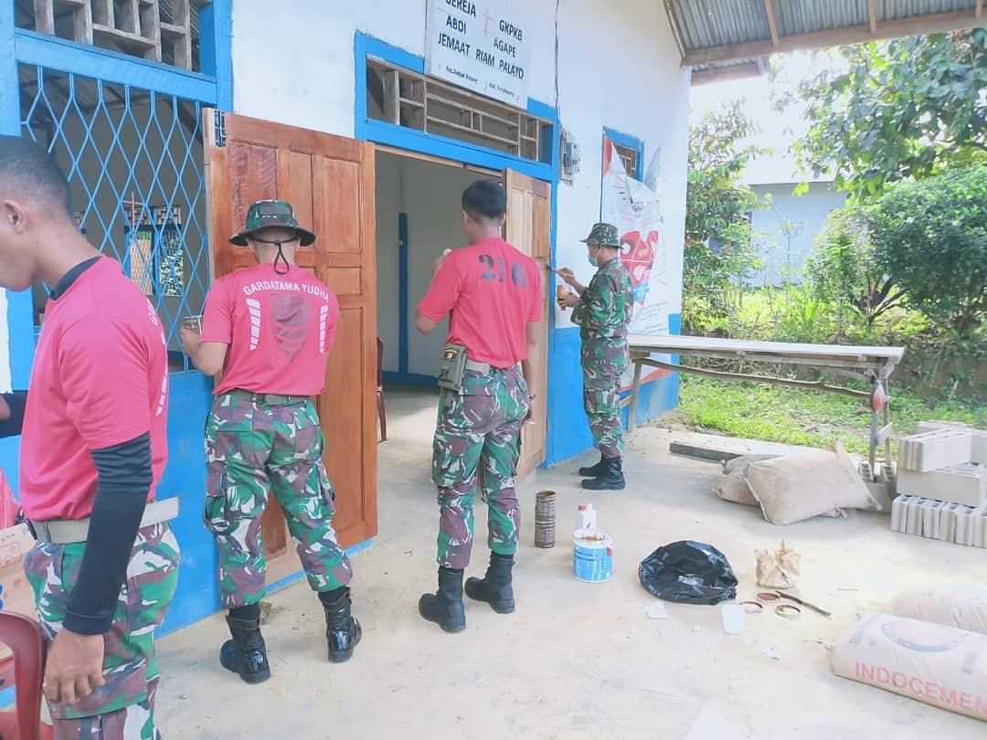 Kompi C Yonif 645/GTY Bengkayang Laksanakan Kerja Bakti Di Gereja GKPKB