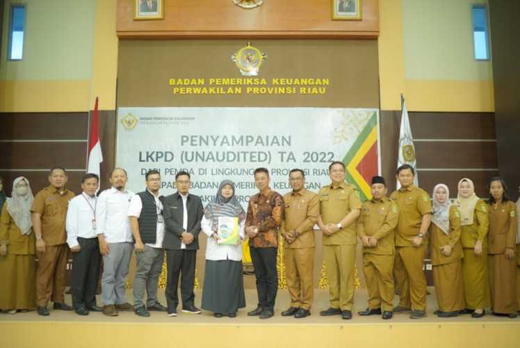 Serahkan Laporan Keuangan TA 2022 Ke BPK Riau, Bupati Rohil : LKPD Siap Di Periksa Secara Rinci