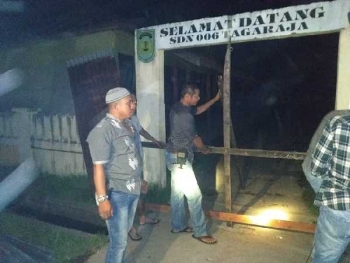 Alhamdulillah... Anggota TNI ini Bongkar Pagar yang Tutup Jalur Masuk ke SD di Inhil