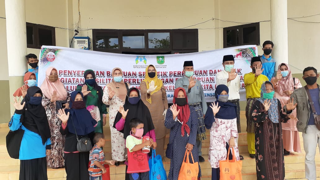 Sekda Siak Serahkan Bantuan dari Dinas P3AP2KB Provinsi,untuk Lansia, Anak Anak dan Perempuan Dewasa