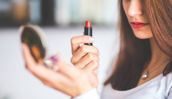 Trik Pilih Lipstik Merah Sesuai Warna Kulit, Dijamin Cantik