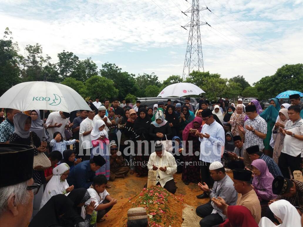 Keluarga Diminta Tabah, Bupati dan Wabup Kuansing Lepas Jenazah (Alm) Fahrizal Syafda