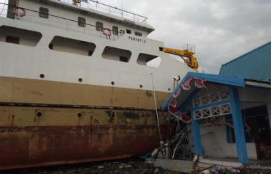 Disapu Tsunami, Foto-Foto Kapal Motor Sabuk Nusantara Naik ke Darat