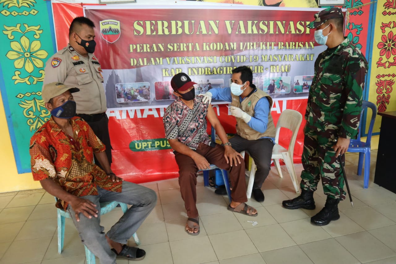 Serbuan Vaksinasi TNI di Sungai Salak Disambut Masyarakat