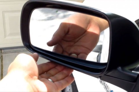 Langkah Jitu Bersihkan Spion Mobil