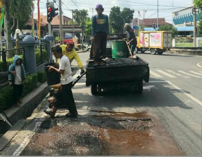 Dinas PUPR Perbaiki Kerusakan Jalan Dr Sutomo Kecamatan Limapuluh