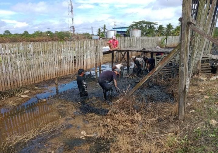 Antisipasi TPU Terendam Banjir, Kades Tanah Merah Goro Bersama Masyarakat