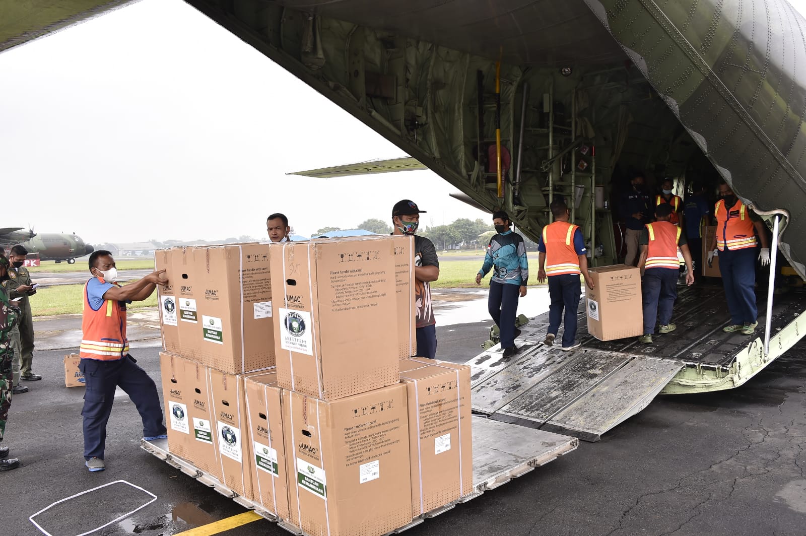 Panglima TNI Perintahkan TNI AU Kerahkan Hercules Kirim Alkes ke Wilayah Sumatera