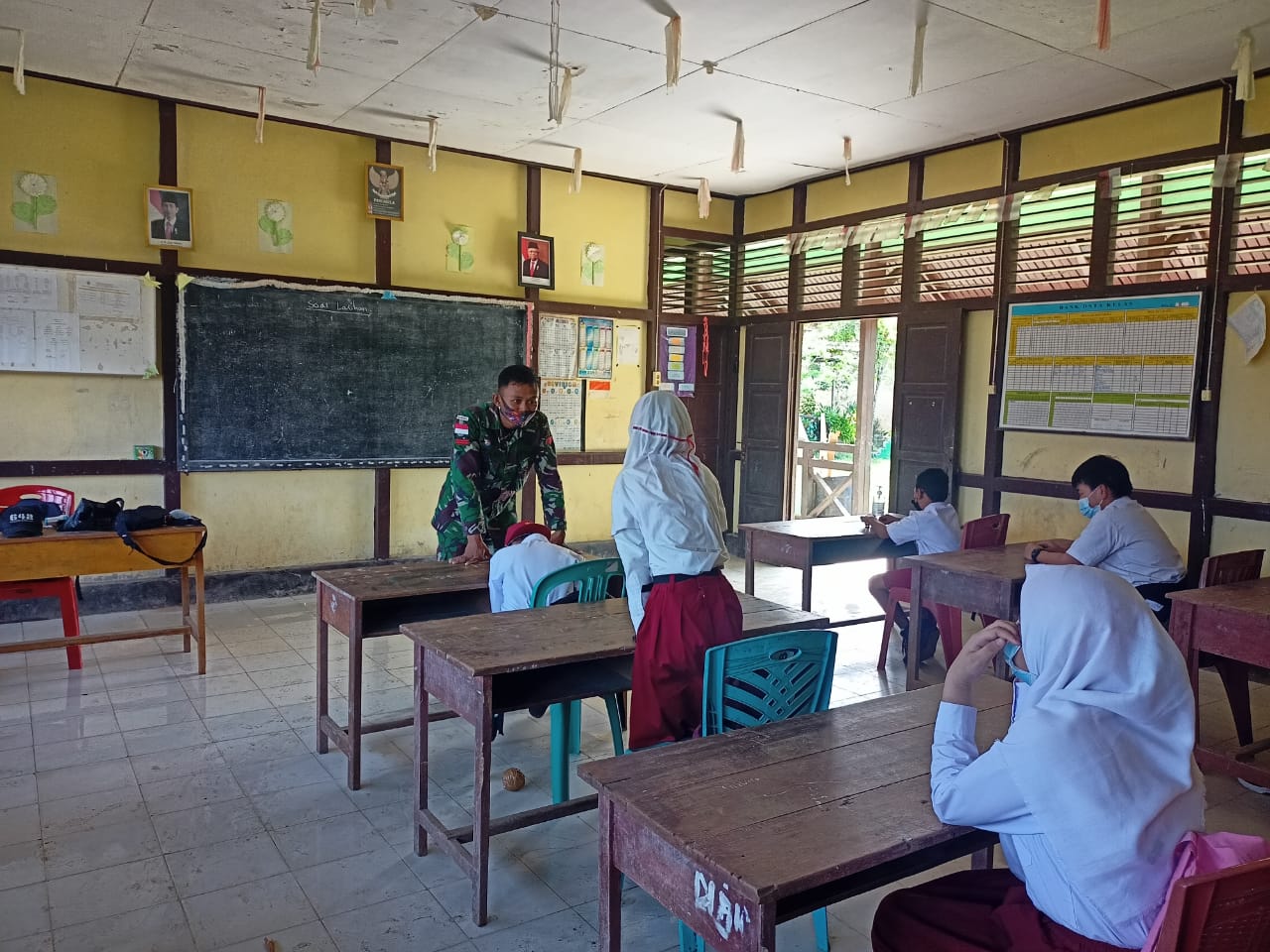 Hadir di Perbatasan, Satgas Yonif 642/Kapuas Bantu Mengajar Siswa SDN 06 Jagoi Babang
