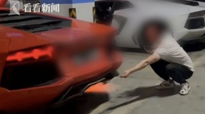 Bakar Sate Babi Pakai Api Knalpot, Lamborghini Pria Ini Nyaris Meledak