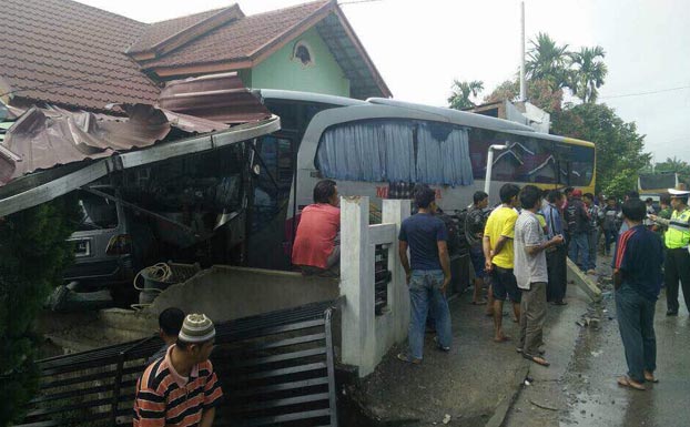 Ditabrak Bus Medan Jaya, Rumah dan Mobil Warga Kuansing Rusak