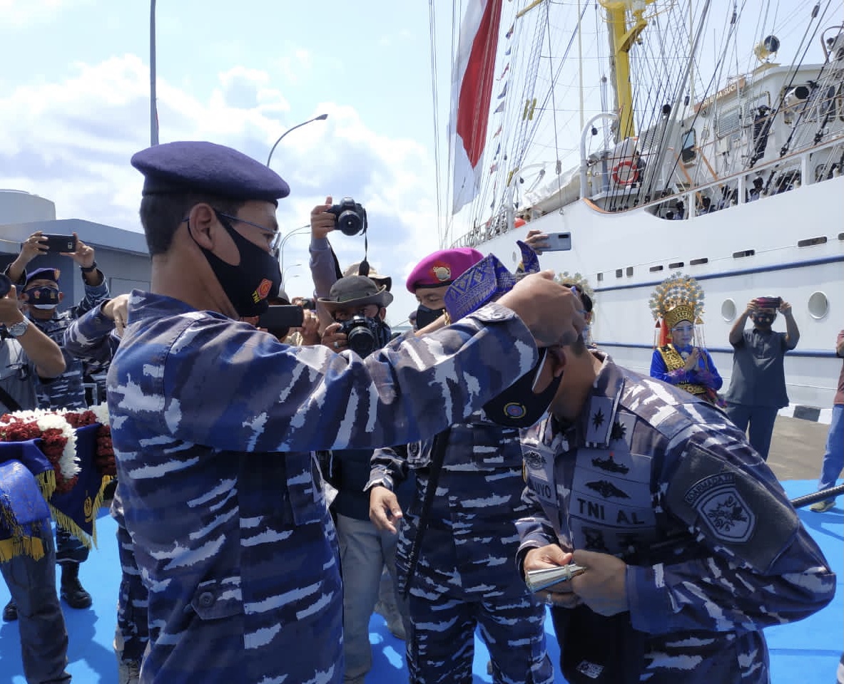 Danlantamal IV Tanjungpinang Menyambut Hangat Kedatangan KRI Bima Suci-945 Dan KJK Taruna AAL Angkatan Ke-67 Di Tanjung Uban