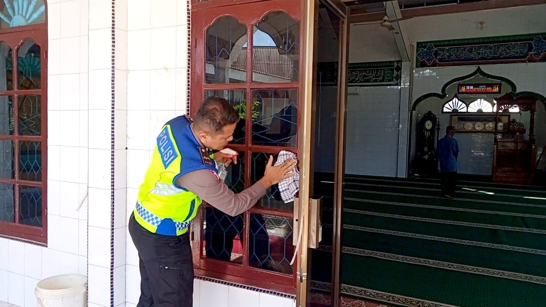 Sesuai Arahan Kapolres Bengkalis, Satlantas Bantu Peralatan Kebersihan Masjid