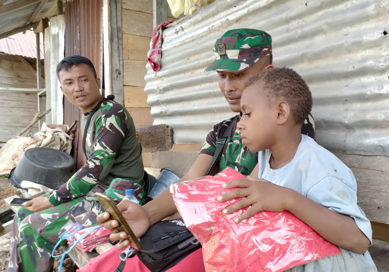 Melalui Komsos, Personel TNI Manunggal Membangun Desa Berikan Edukasi Kepada Warga