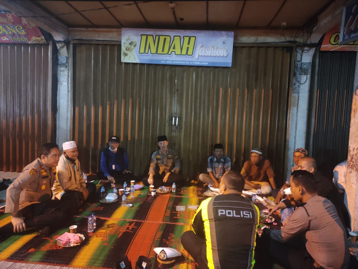 Polres Inhil dan YVB Sahur Bareng Pedagang
