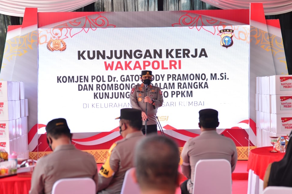 Wakapolri Cek Vaksinasi Massal di Pos PPKM Umban Sari Pekanbaru