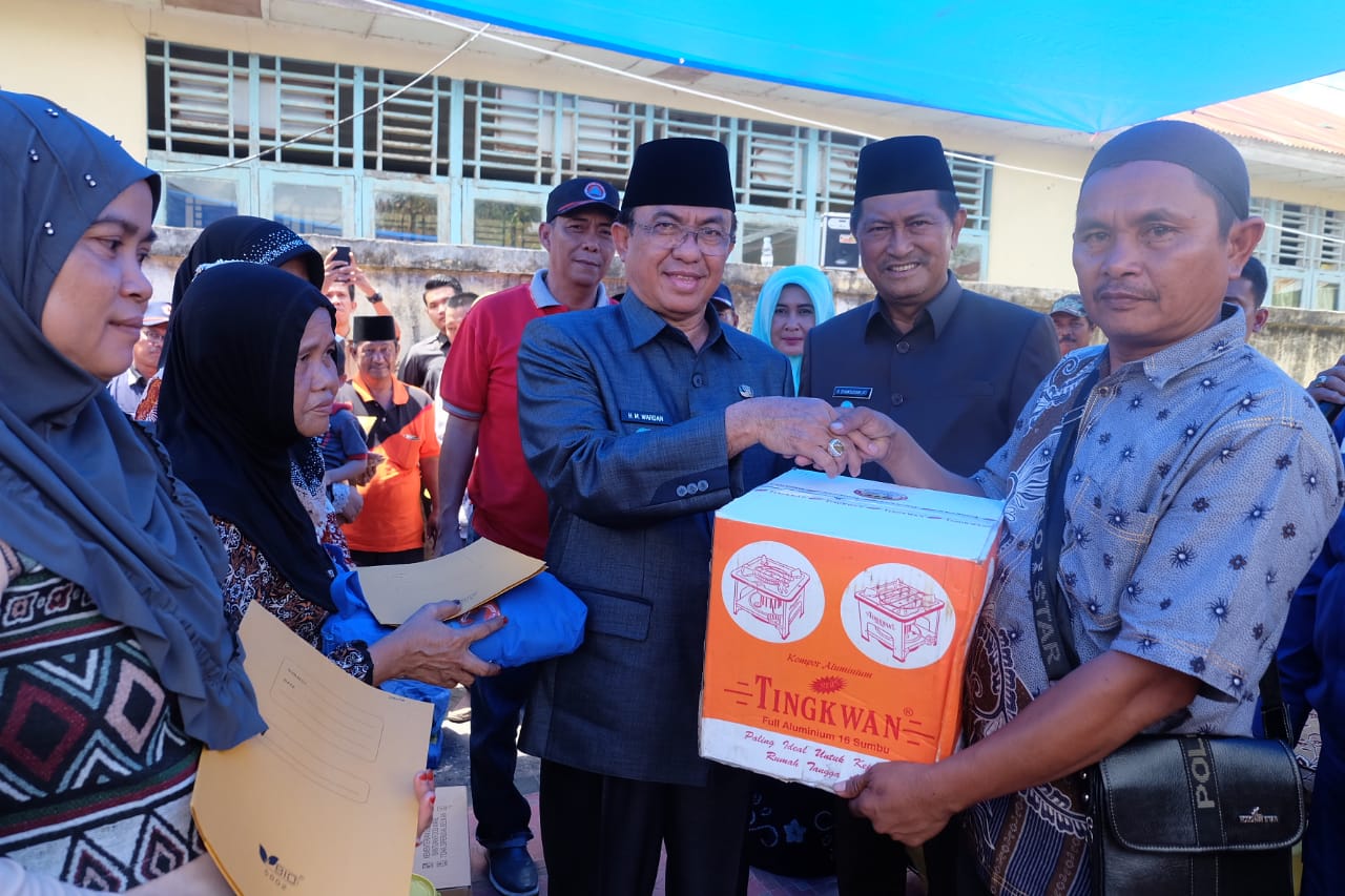 HM Wardan dan SU Serahkan Bantuan