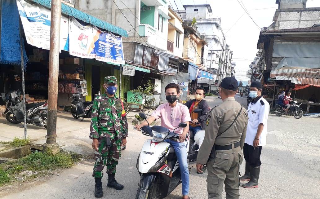 Personil Koramil 07/Reteh Himbau Pengendara Sepeda Motor untuk Protokol Kesehatan