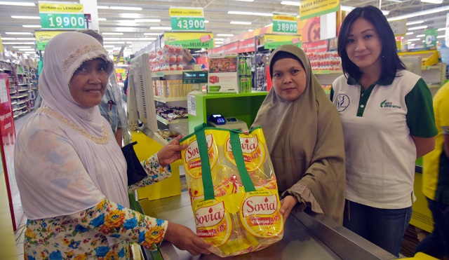 PT Hero Supermarket Tbk Bagikan Ribuan Tas Daur Ulang