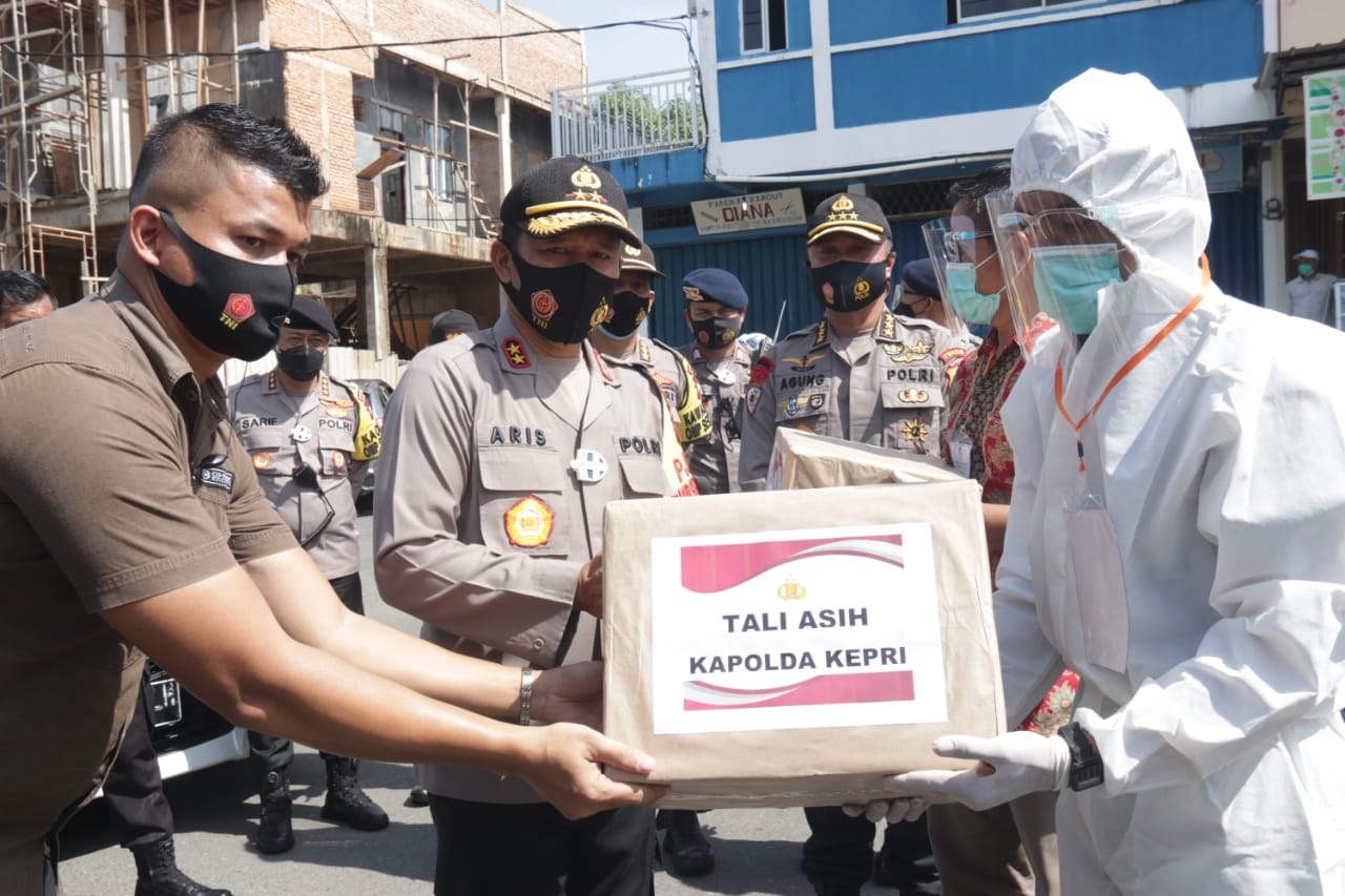 Irwasum Polri Bersama Kapolda Kepri Tinjau Pelaksanaan Pengamanan di TPS Dalam Rangka Supervisi Operasi Mantap Praja Tahun 2020