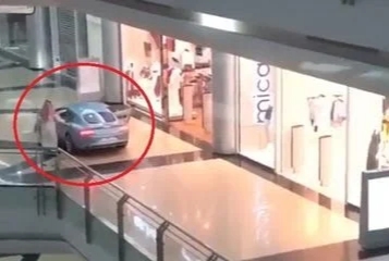 Viral!!! Pria Arab Sewa Satu Mal untuk Berbelanja Pakai Mobil Pribadi