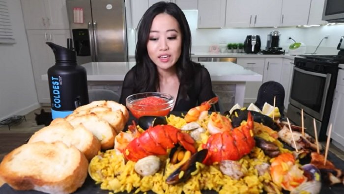 Nonton Video Mukbang dari 5 Food Vlogger Ini Bikin Perut Lapar Seketika