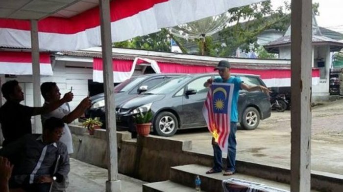 Aktivis Nias Bakar Bendera Malaysia, Netizen Negeri Jiran Ramai-ramai Berikan Hujatan!