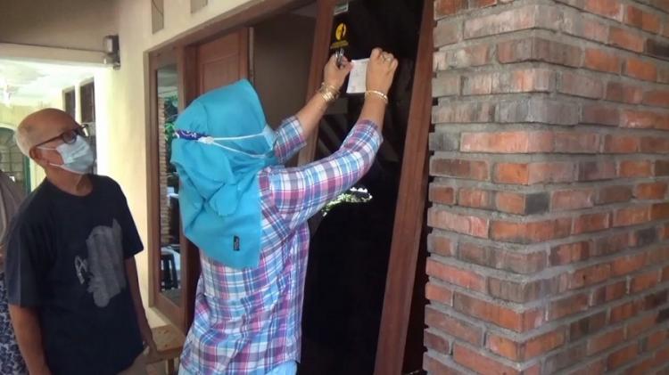 Rumah-rumah Warga yang Belum Divaksin Ditempel Stiker