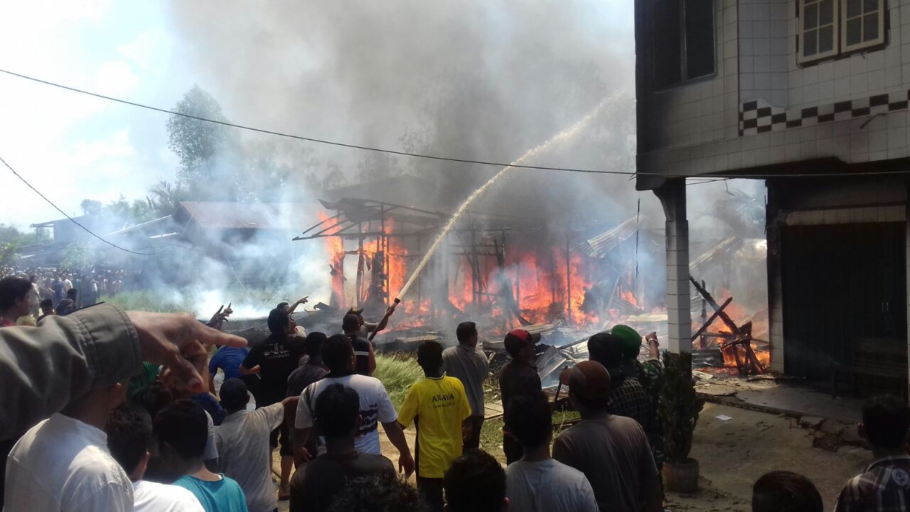 Diduga Korsleting, 5 Unit Rumah Ludes Terbakar di Inhil