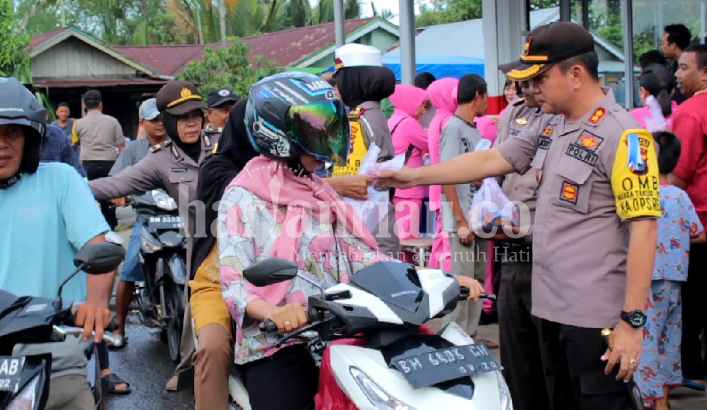 Polres Inhil Bagi 1000 Paket Takjil